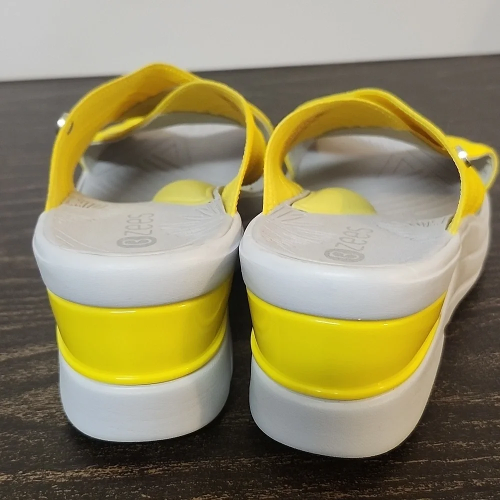 Bzees Vista Womens X-Strap Wedge Sandals Slides Yellow Fabric Size 9W